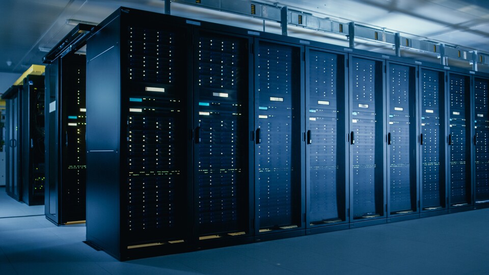 Server bilden das Rückgrat der globalen Wirtschaft. Dabei kommt es aber nicht nur auf ihre interne Geschwindigkeit, sondern auch auf die Datenübertragungsraten untereinander an. (Bildquelle: Adobe Stock, Gorodenkoff)