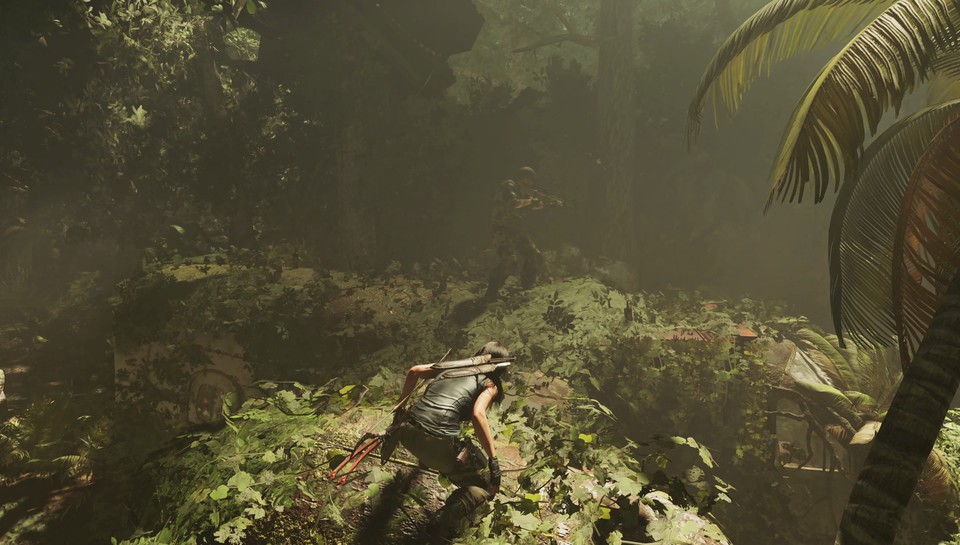 Lara weiß mit Sturmgewehr und Pistole umzugehen, steckt aber nur wenige Kugeln ein. Schleichen ist darum manchmal sinnvoller.