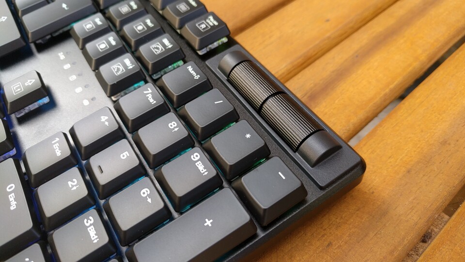 Besonders gut gefällt mir die Metallwalze. Sie ist schön griffig und hat eine hochwertige Haptik. (Bildquelle: Nele WobkerGameStar Tech)