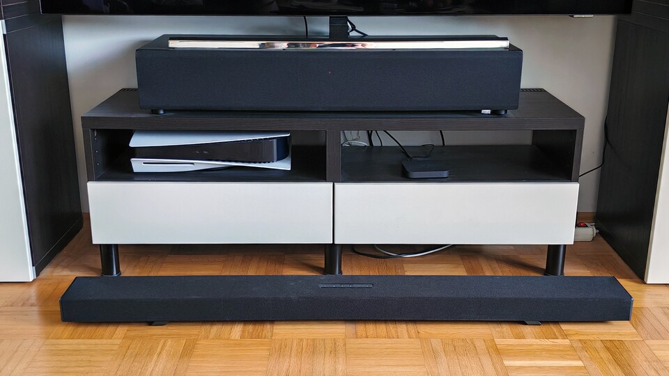 Ganz recht: Die Soundbar ist länger als mein Sideboard breit. (Bildquelle: Maxe S., GameStar)