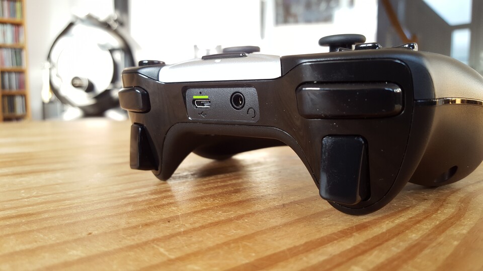 Ladeanschluss und Klinkenstecker für Headsets befinden sich auf der Rückseite des Gamepads sowie der Fernbedienung.