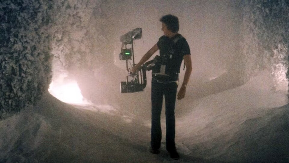 Hier zu sehen: ein Kameramann mit einer Steadicam inmitten von Salz und Styropor. (Bild: Warner Bros.)