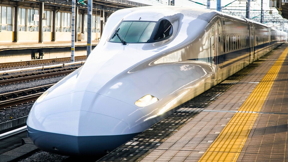 Im Linienbetrieb fahren Shinkansen zwischen 300 und 320 kmh. (Bildquelle: PhotoSpirit - adobe.stock.com)