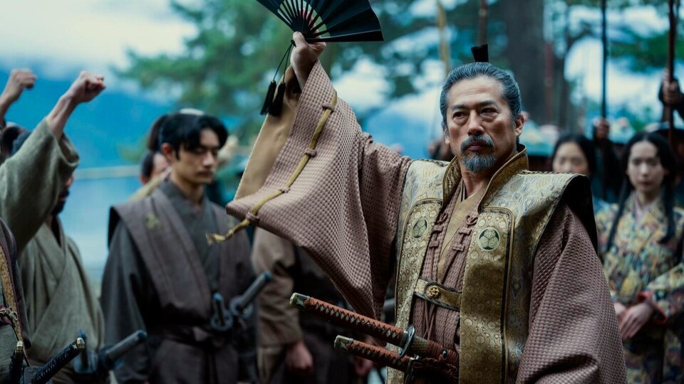 Lord Toranaga (Hiroyuki Sanada) inspiziert seine Truppen. Der listige Feldherr könnte schon bald in der zweiten Staffel von Shogun zu sehen sein. Bildquelle: FX Networks.