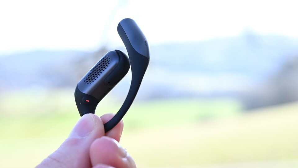 Die Open-Ears werden beim Aufsetzen an das Ohr angelegt und liegen nicht im Gehörgang. Das hat einen wesentlichen Vorteil: Ihr hört eure Umgebung ständig mit. (Bild: Patrick Schneider, GameStar Tech)