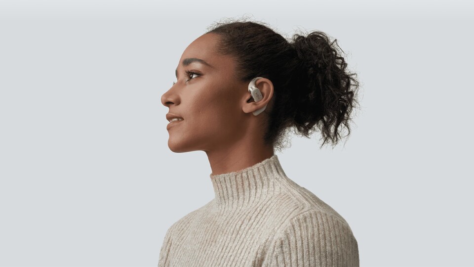 Die Shokz OpenFit liegen nicht im sondern am Ohr. (Bild: Shokz)
