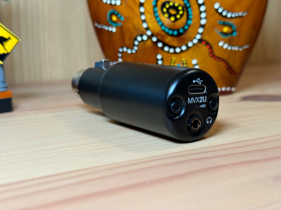 Passend zum neuen SM7dB veröffentlichte Shure auch den MVX2U-Adapter. Der Adapter bietet Unterstützung für USB-C und lässt euch auch Kopfhörer anschließen.