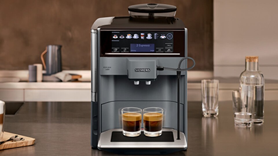 Der Siemens EQ6 S100 kann nicht nur Kaffee, sondern auch Cappuccino, Latte Macchiato, Espresso (Doppio), Tee und viel, viel mehr.