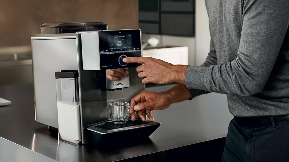 Ein Klick reicht auch: Wenns schnell gehen muss, ist der Siemens EQ9 richtig flott.