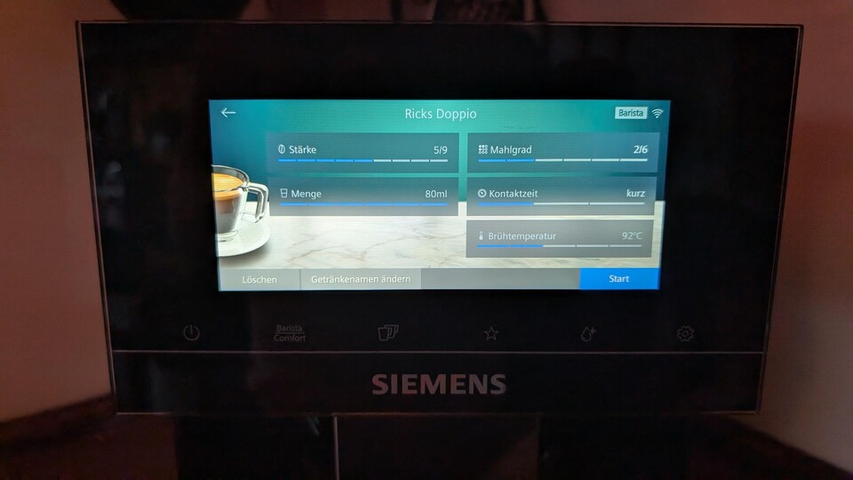 The Siemens EQ900 brings me what else can only a portafilter machine: Here I only determine how well my coffee will be - at the push of a button!