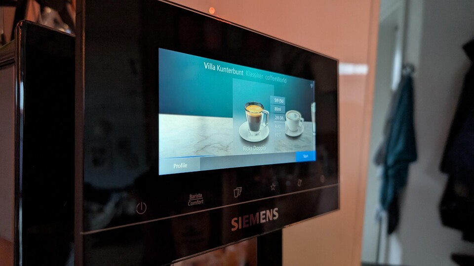 Der Siemens EQ900 hat direkt auch die Anleitung für die unterschiedlichen Reinigungsmodi auf dem Display und sagt euch, wann er was braucht.