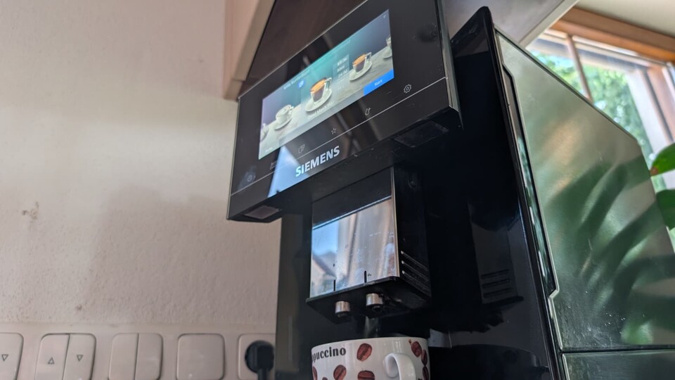 Hier ist mein Siemens EQ900. Er hat zwei schwere Jahre hinter sich, in denen er 6.000 Getränke zubereiten musste.