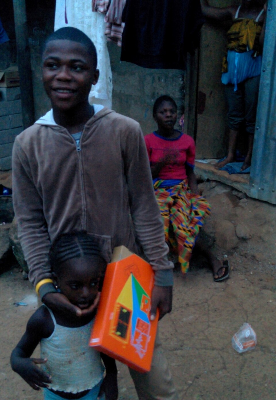 Kelvin Doe mit seinem Kano-Computer-Baukasten in Sierra Leone im Jahr 2013. (Bildquelle: Kano Computing)