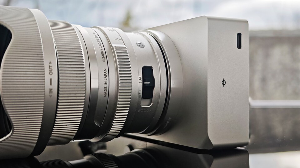 Der USB-C-Anschluss an der Seite wird zum Laden und zum Übertragen von Daten verwendet. Für Backups stecke ich da eine Mini-SSD an. Die Kamera bietet einem dann sofort die Möglichkeit Fotos zu übertragen. (Bildquelle: Duy Linh DinhGameStar Tech)