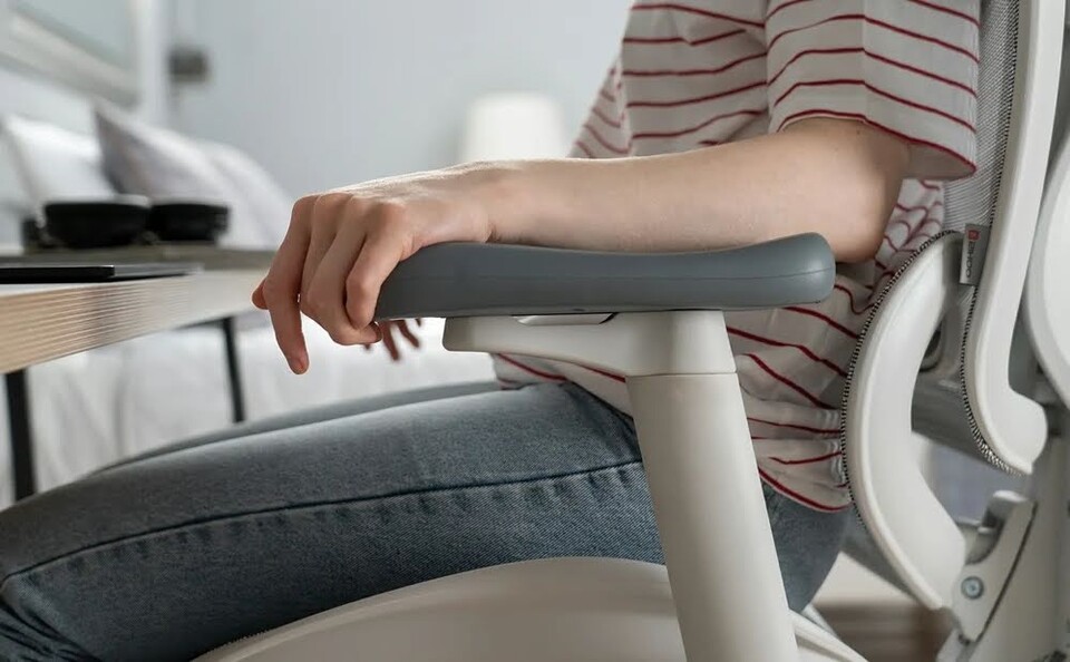 Armlehnen sind extrem wichtig, um eure Arme zu entlasten. Zum Glück sind die Armlehnen des Sihoo Doro C300 optimal einstellbar.