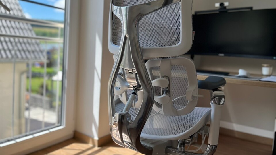 Das Design des Bürostuhls ist auffällig.