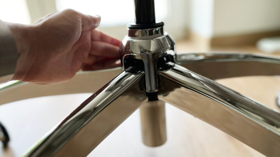 Der Aliminiumstandfuß hat ein paar kleinere Unebenheiten; die zweckmäßige Abdeckkappe wirkt billig – das geht bei einem Preis von 800 Euro noch besser.