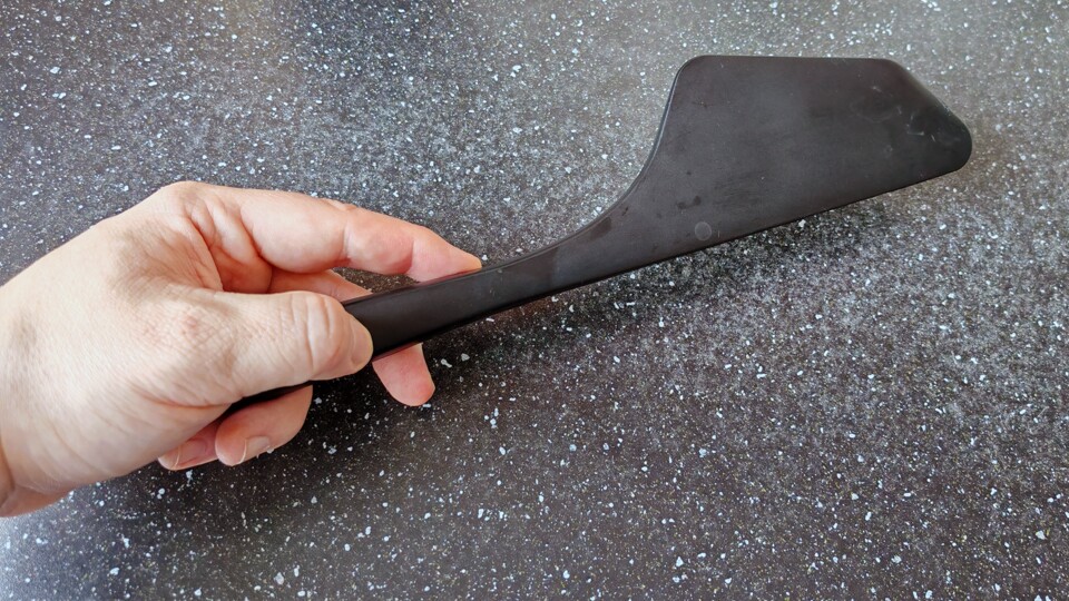 So sieht meiner aus, ihr könnt aber auch die Metallspatel mit dem weißen Silikonkopf verwenden, die ihr vom Backen kennt. (Bildquelle: Maxe S., GameStar)