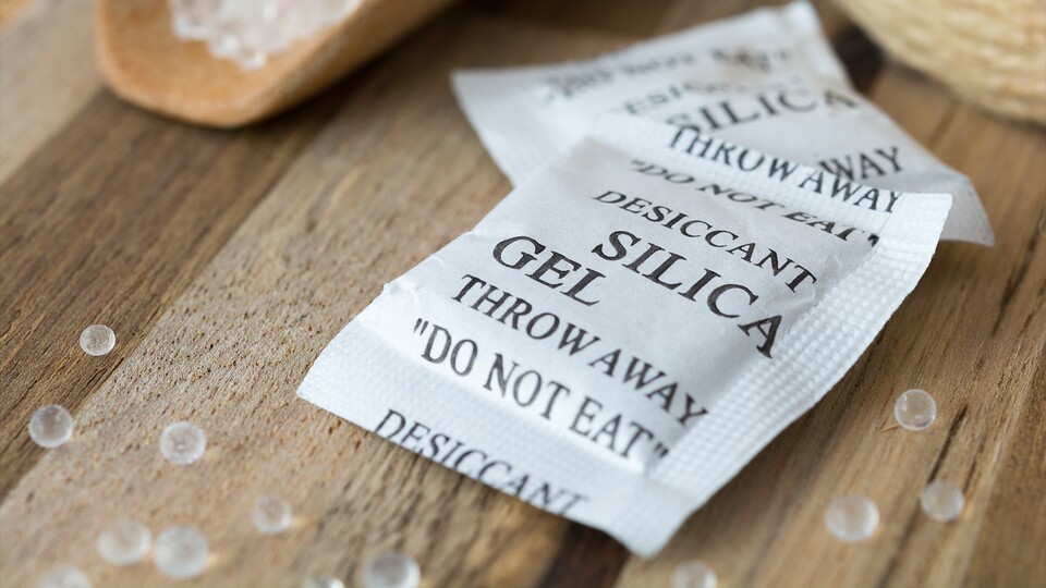 Das Mittel der Wahl sind die kleinen Silica-Gel-Beutel, die man oft in Kartons findet. (Bildquelle: mahnoionline - adobe.stock.com)