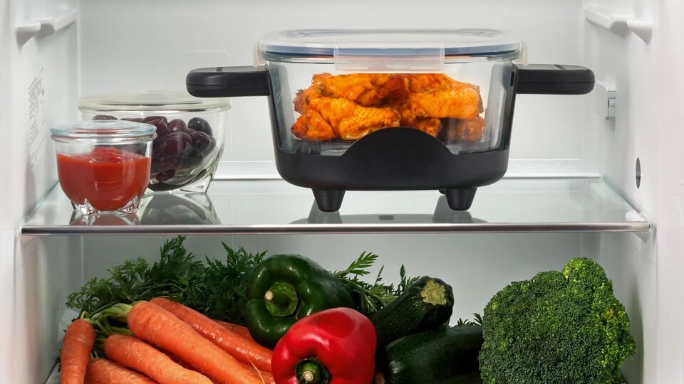 Die wahre Stärke des Geräts: Ihr könnt die Glasbehälter gleich verschließen und in den Kühlsrank stellen. Das ist ideal für Mealprepping!