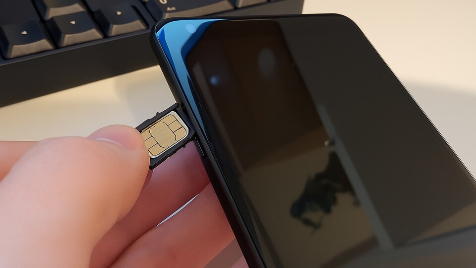 SIM-Karten sind schnell kopiert und geben Betrügern Zugriff auf eure 2-Factor-Codes.