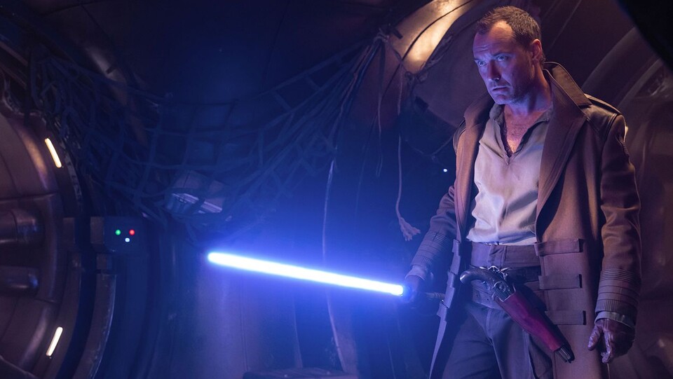 Jod Na Nawood (Jude Law) hätte ein Jedi werden können. Allerdings hat das Galaktische Imperium dem einen Riegel vorgeschoben, weswegen der Pirat einen ganz anderen Weg einschlagen musste. Bildquelle: DisneyLucasfilm