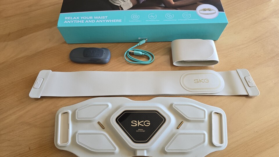 Das alles steckt in der Box. Sogar ein Ladekabel und eine Verlängerung des Gurtes für etwas kräftigere Leute sind dabei.