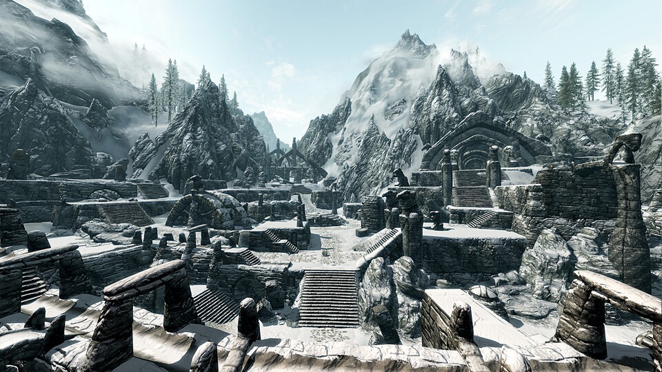 Der Eingang von Labyrithion in Skyrim: Darunter wartet ein riesiger Irrgarten aus Dungeons und Tempelruinen.