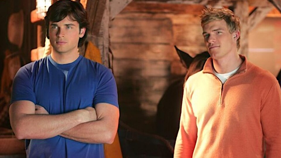 Superman (Tom Welling) mit seinem neuen Kumpel Aquaman (Alan Ritchson). Bildquelle: Warner Bros.