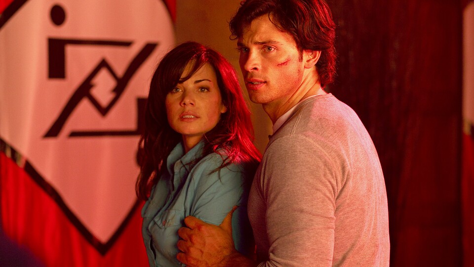 Erica Durance und Tom Welling haben als Lois und Clark eine unfassbar gute Chemie. Bildquelle: Warner Bros.DC Studios