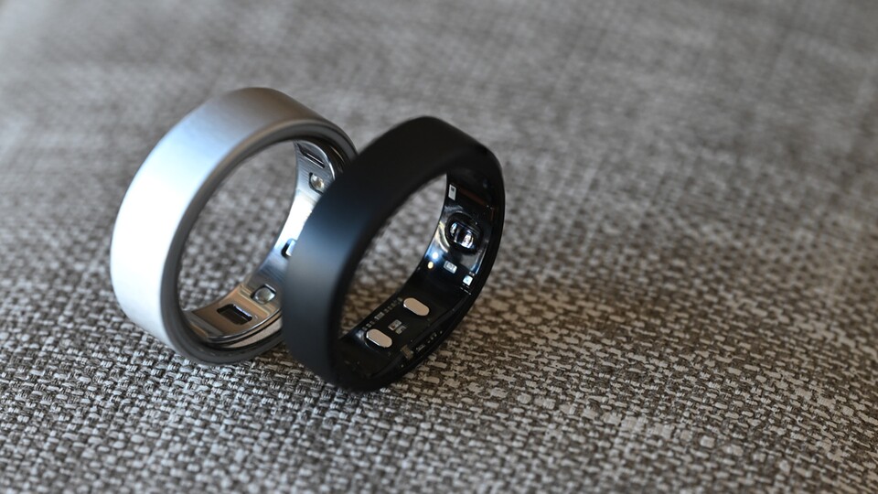 Die kleinen Geräte sind mit allerlei Sensoren ausgestattet. Einige Geräte haben die Sensoren unter kleinen Noppen, die sich an die Haut schmiegen. Ich persönlich bevorzuge jedoch eine glatte Innenseite. (Bild: Patrick Schneider, GameStar Tech)