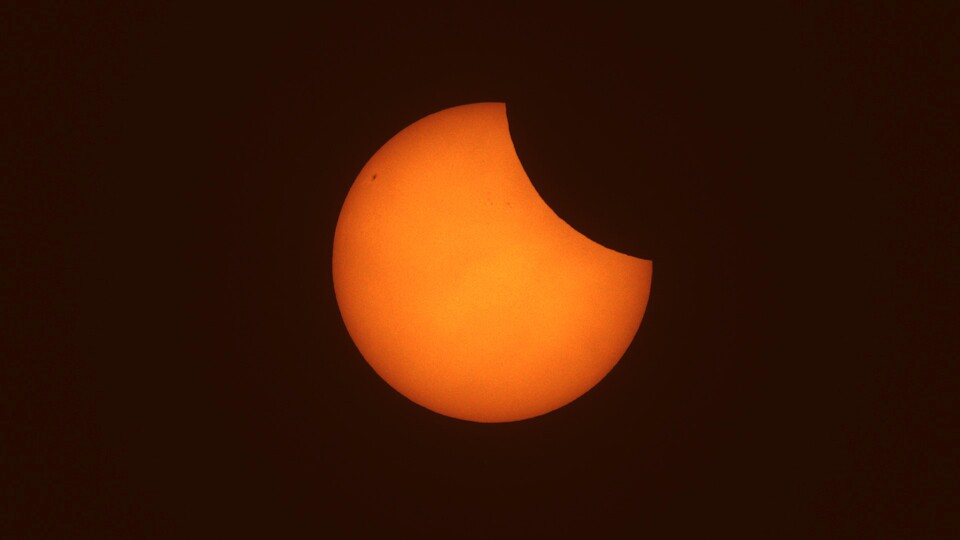 Für Mondaufnahmen und Sonnenbilder sind Smart-Teleskope sehr gut geeignet. Dieses Bild der partiellen Sonnenfinsternis im März 2025 wurde in Berlin mit einem Vespera Modell 1 samt Sonnenfilter aufgenommen,