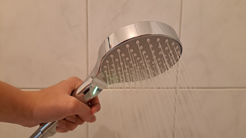 Auf der Vorderseite des Duschkopfes findet sich eine kleine Lampe.