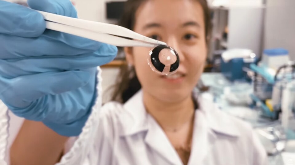 Eine neue Batterie soll smarte Kontaktlinsen mit Tränen aufladen können. (Quelle: NTU via YouTube)