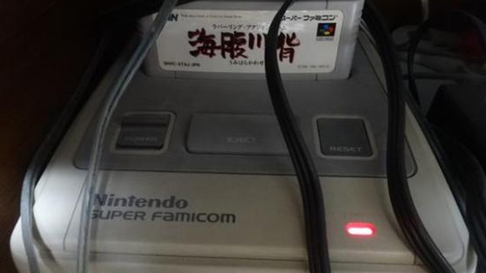Dieses SNES, bzw. Super Famicom läuft angeblich seit über 20 Jahren. Der User hat Angst, sein Savegame zu verlieren, wenn er den Strom abstellt. Bild: https://twitter.com/UMIHARAKawase/status/649285363777703936/photo/1?ref_src=twsrc%5Etfw