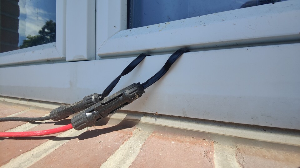 Diese Fensterdurchleitungen machen das Solar-Setup flexibel, da so der Wechselrichter oder Akku auch in der Wohnung stehen kann.