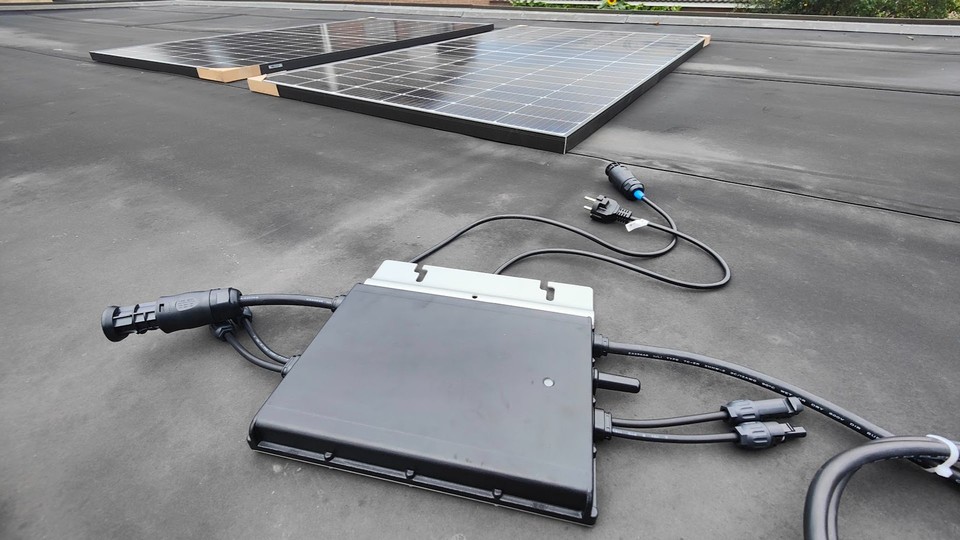 The heart of the system is the inverter, here a Hoymiles HM-600.  The connection is very simple and the device works stably and reliably even in the rain.