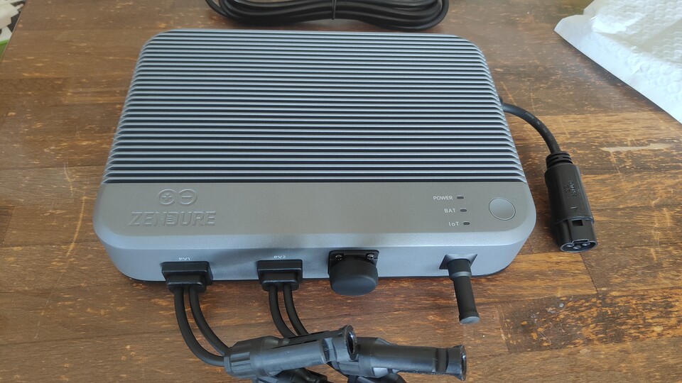 An einen Wechselrichter wie hier von Zendure werden die Solarmodule gesteckt, dann noch ein Kabel zur Steckdose und das wars auch schon.