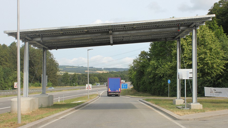 The first autobahn solar roof is on the A81 - but is not yet convincing.  (Source: Federal Highway Research Institute)