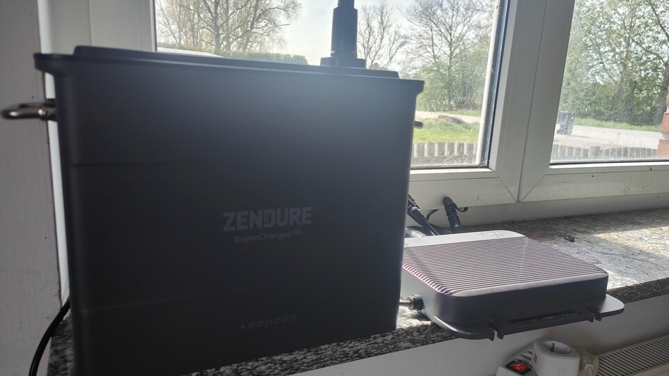 Der Solarflow hat seinen Platz auf der Fensterbank gefunden, die Solarkabel klemmen an einer Fensterdurchführung. Der rechts daneben stehende Akku lässt sich vertikal erweitern - weitere Speicher werden einfach oben drauf gestellt. Ob ich auch Fensterreinigungsroboter testen sollte? Nötig wäre es.