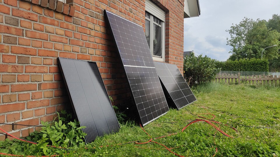 Auch fast hochkant stehende Solarmodule erzeugen im Sommer viel Strom, die richtige Anwinkelung sorgt aber für optimaleren Ertrag. Im Bild: 2x 425 Watt und einmal der Nachwuchs mit 100 Watt. Lasst die Panels nie alleine, die vermehren sich!