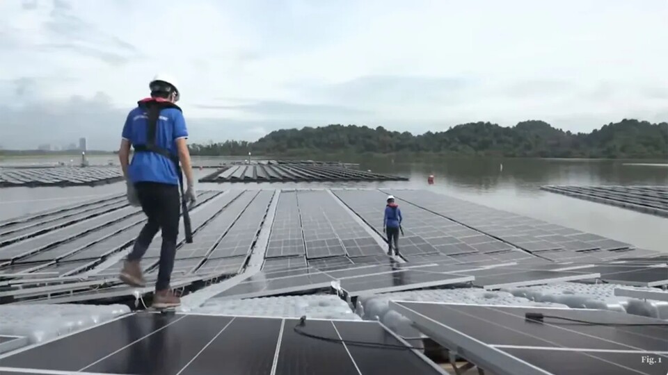 So sehen die schwimmenden Solarpaneele aus, die auf dem Delta-Mendota-Kanal ausgebreitet werden. (Bildquelle: YouTubeFig. 1 by University of California)