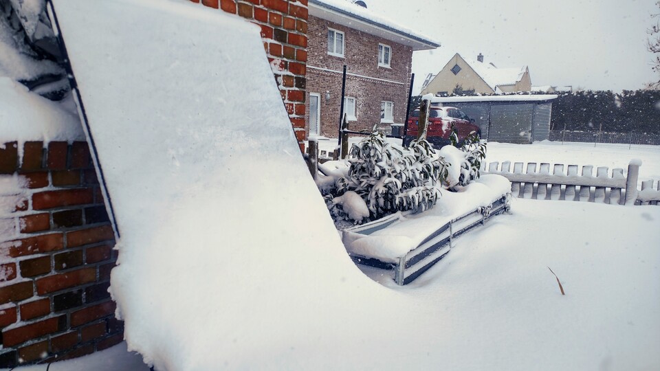 Der Winter ist bald vorbei und ohne mehrere Zentimeter Schnee darauf wird dieses Panel dann wieder anständig Strom erzeugen. Und damit bares Geld einsparen.