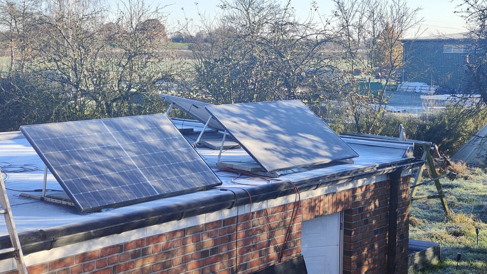 Sogar an solchen Wintertagen hat mein Garagen-Balkonkraftwerk fröhlich Strom erzeugt. Selbst ältere Anlagen wie diese lassen sich bequem um einen Akku erweitern.