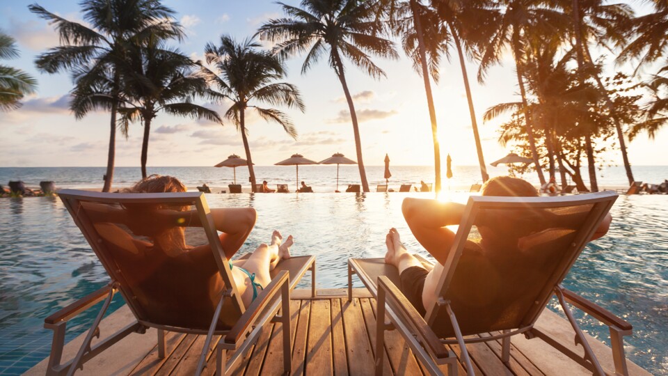 Das ist das Bild, das viele beim Wort Sommer im Kopf haben. Stickige Dachgeschosswohnungen mit Saunacharakter spätestens ab Ende Juni? Realität nervt. (Bild: Adobe Stock)