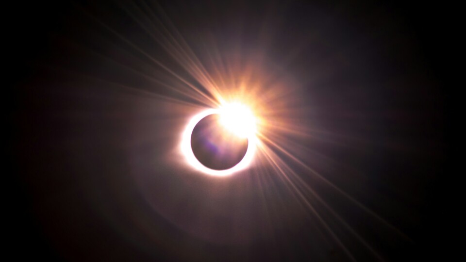 Eine Sonnenfinsternis, kurz vor ihrem Höhepunkt. Der sogenannte Diamantring bildet sich, da noch etwas Licht an den Seiten hervorbricht.
(Bildquelle: Unsplash, Justin Dickey)