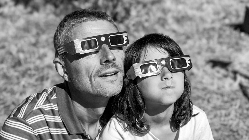 So muss das aussehen, wenn ihr euch die Sonnenfinsternis direkt angucken wollt. Alles andere ist nicht gesund für die Augen.