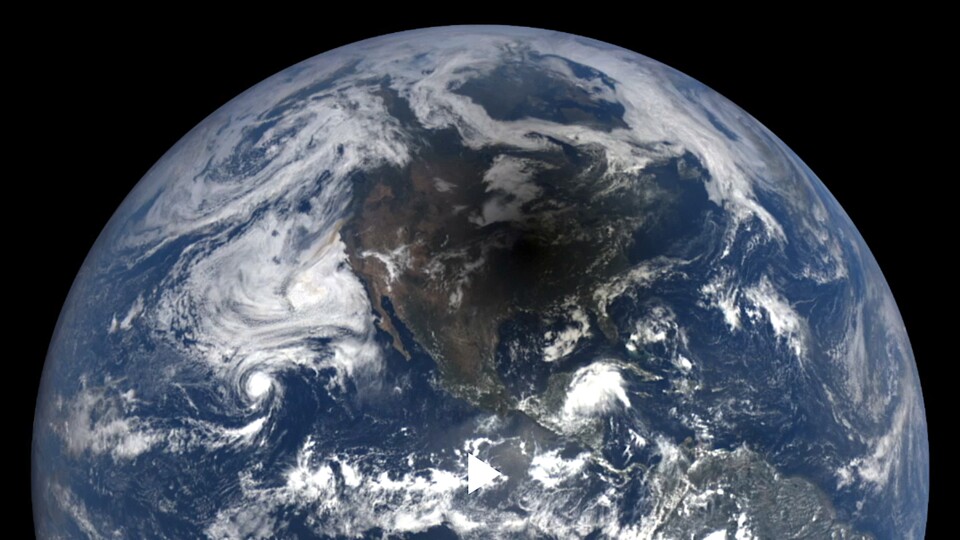 Seht ihr den dunklen Fleck inmitten der Wolken über Nordamerika? Das ist der Schatten des Mondes während der Sonnenfinsternis im August 2017.
(Bildquelle: NASA, Kathryn Mersmann, Joycelyn Thomson Jones, Clare Skelly)