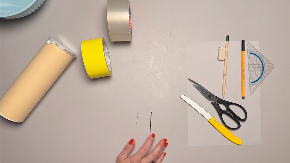 Aus einer Chipsrolle und Butterbrotpapier lässt sich schnell eine Lochkamera bauen. (Bildquelle: Bundesamt für Strahlenschutz)
