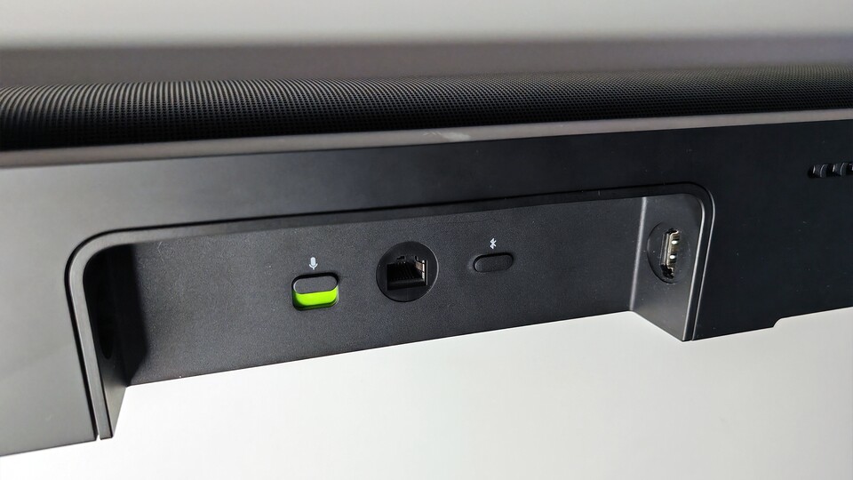 Neben den Eingängen befindet sich auf der Rückseite noch ein Schalter fürs Mikrofon und Bluetooth. Nicht im Bild zu sehen: Der Slot für den Strom befindet sich gegenüber der HDMI-Buchse. (Bild: Maxe S., GameStar)